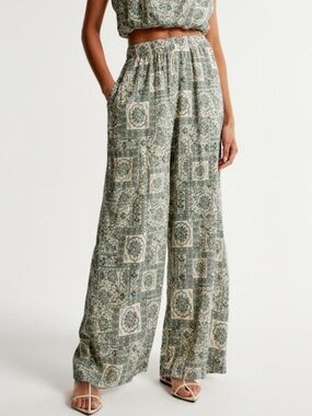 Abercrombie & Fitch Wide Leg Printed Pull-On Pants - Green & Cream